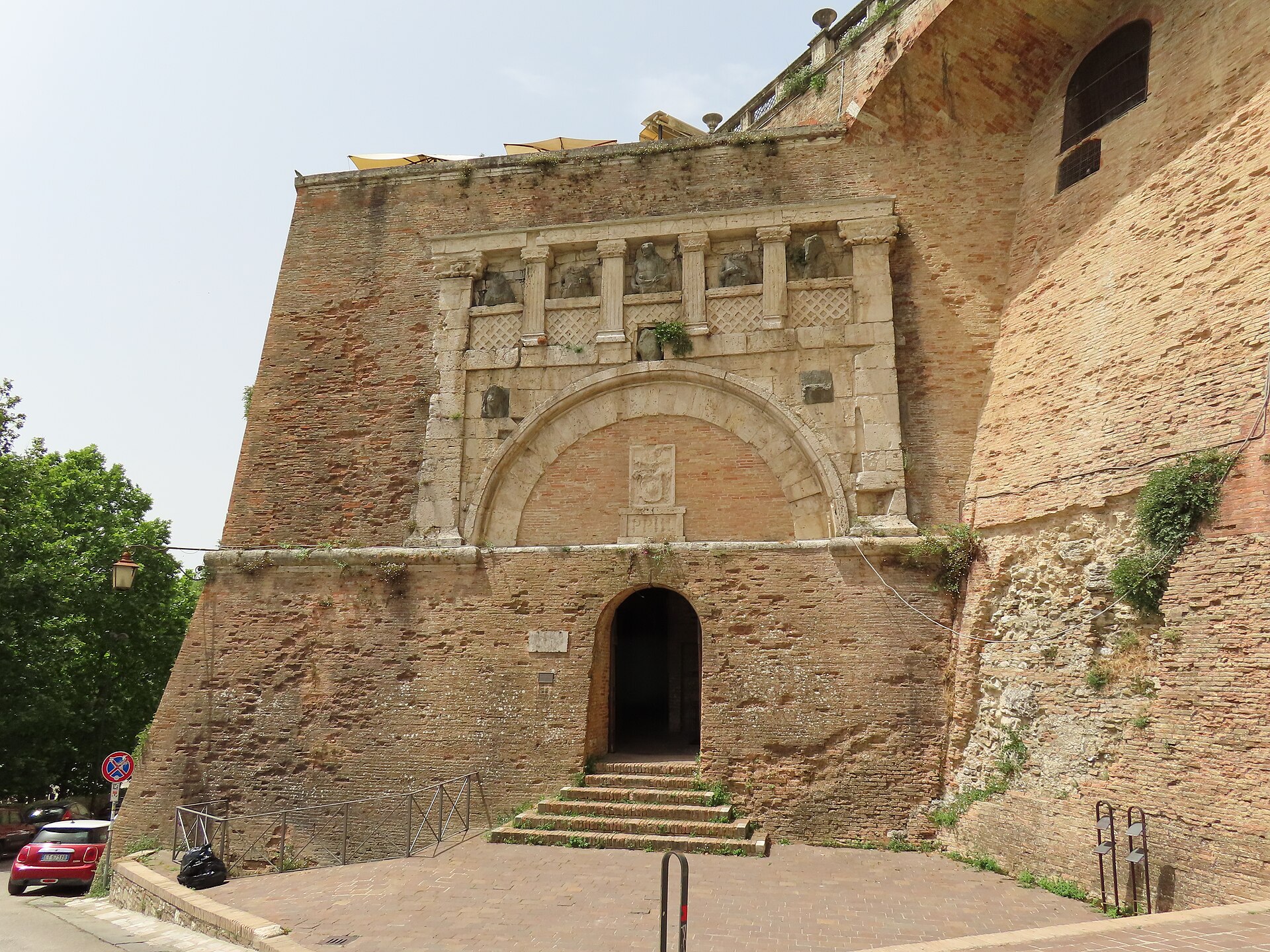 Il fronte in mattoni della Rocca Paolina a Perugia