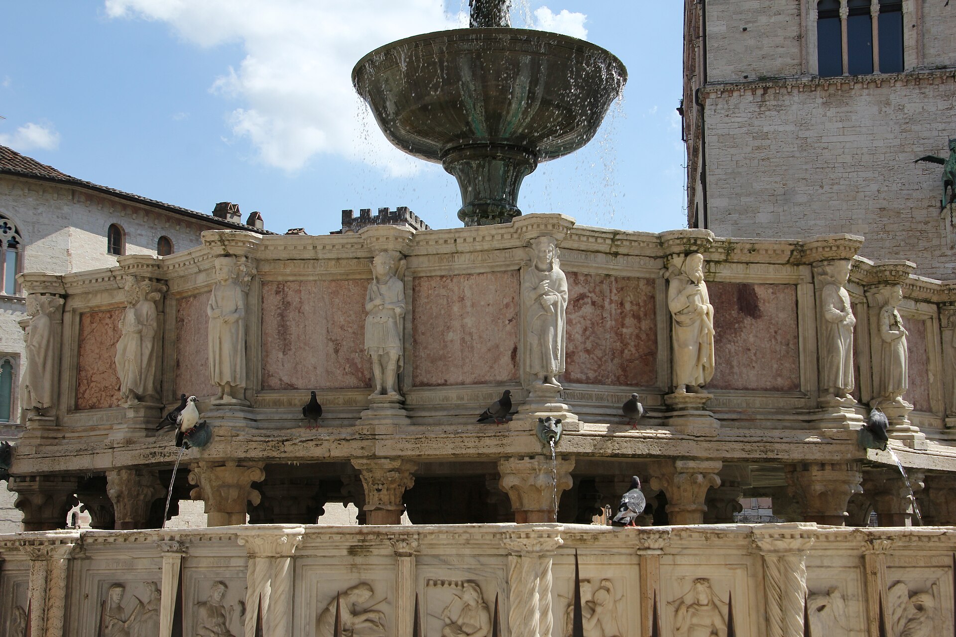La Fontana Maggiore di Perugia con le formelle di marmo bianco e rosa
