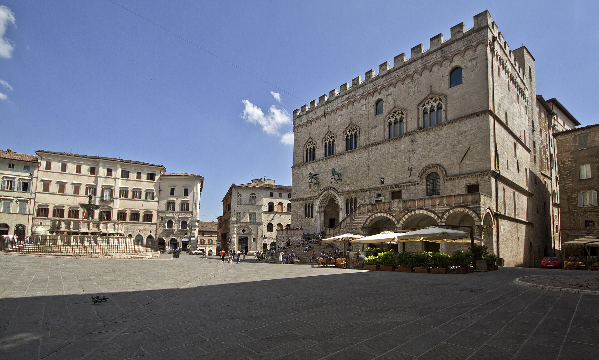Piazza IV Novembre a Perugia con il Palazzo dei Priori e la Fontana Maggiore, a pochi passi da Piazza Danti